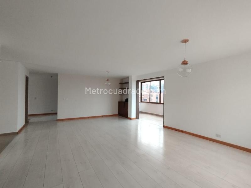 Apartamento de 4 Alcobas en Unidad Cerrada con Balcón en El Poblado - 4