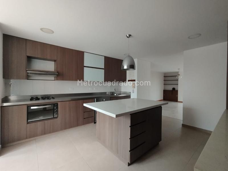 Apartamento de 4 Alcobas en Unidad Cerrada con Balcón en El Poblado - 6