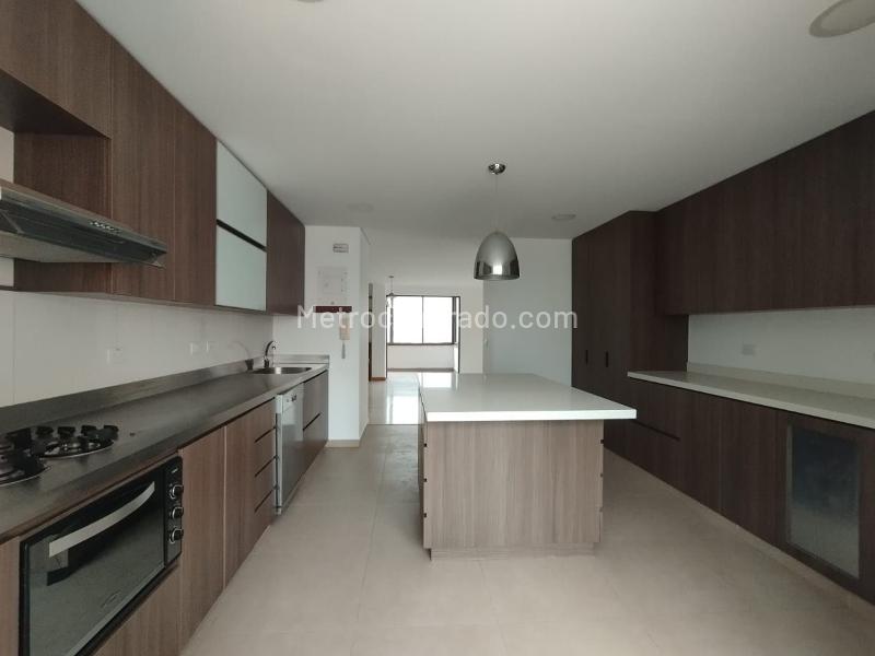 Apartamento de 4 Alcobas en Unidad Cerrada con Balcón en El Poblado - 7