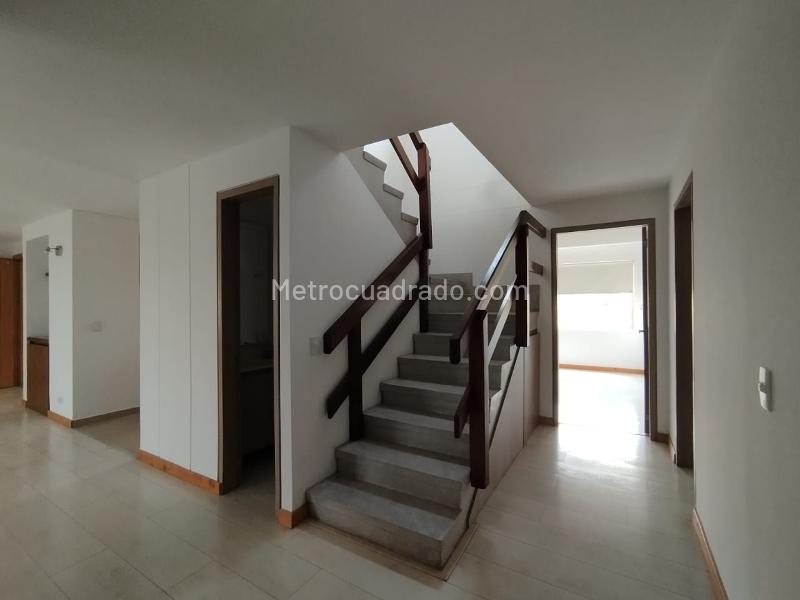 Apartamento de 4 Alcobas en Unidad Cerrada con Balcón en El Poblado - 8