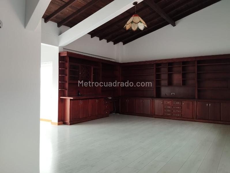 Apartamento de 4 Alcobas en Unidad Cerrada con Balcón en El Poblado - 9