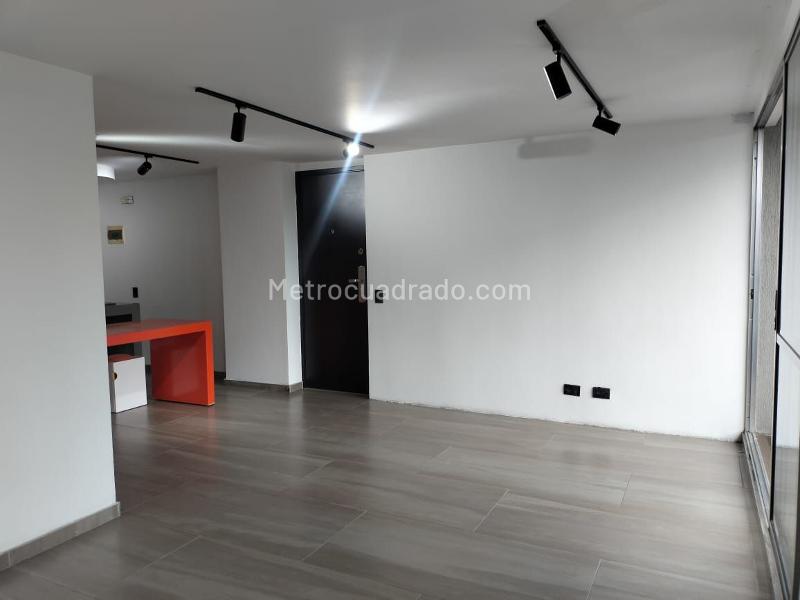 2BR Apartment with Balcony and Covered Parking in El Poblado - 3