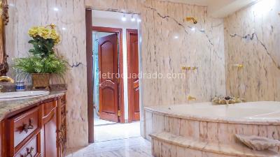 Casa de 4 alcobas en venta en El Poblado, Medellín, 700 m² · foto 19 de 20