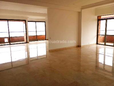 Apartamento en venta en El Poblado, Medellín · foto 2 de 19
