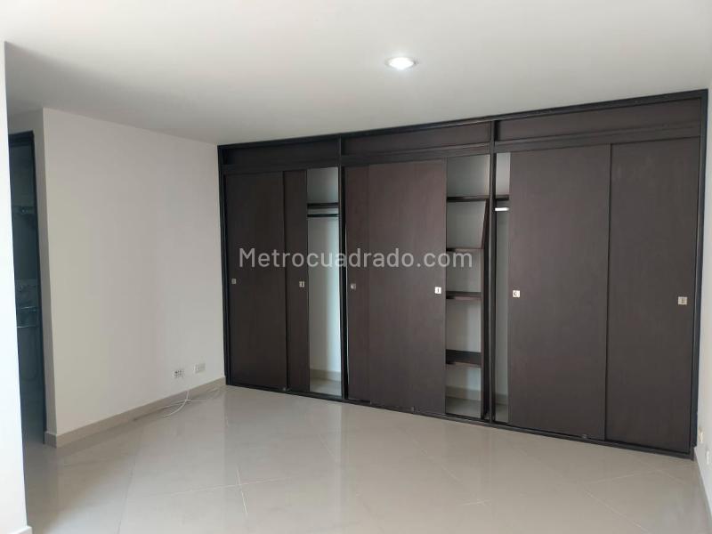 3BR Apartment in El Poblado Gated Unit near Metro with Pool & Gym - 9