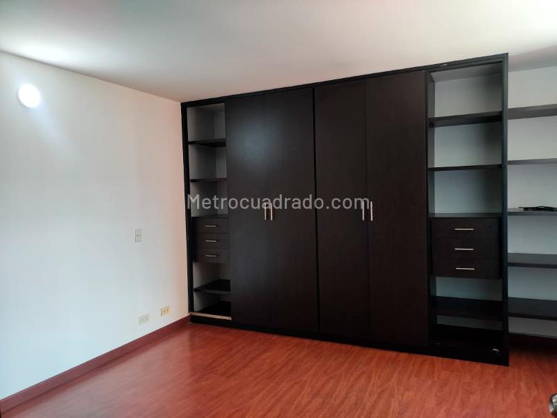 Apartamento de 3 Alcobas con Balcón en El Poblado (Unidad Cerrada) - 9