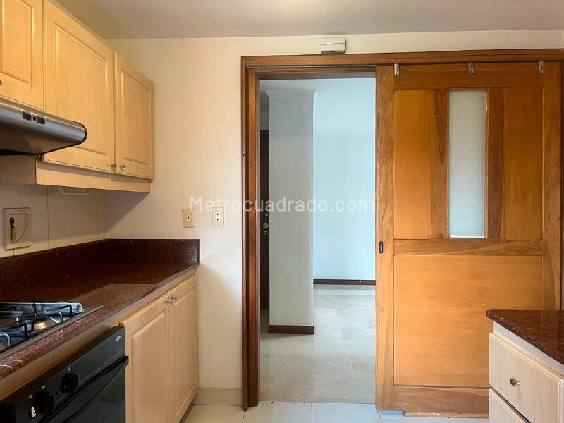 Luxurious 3BR Apartment with Views in El Poblado - 8