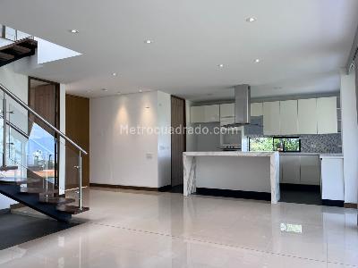 Casa de 3 alcobas en venta en Envigado, Envigado, 226 m² · foto 2 de 20