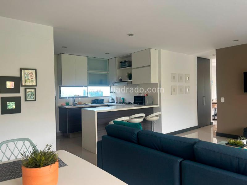 Apartamento Moderno de 2 Alcobas con Balcón en El Poblado - 4