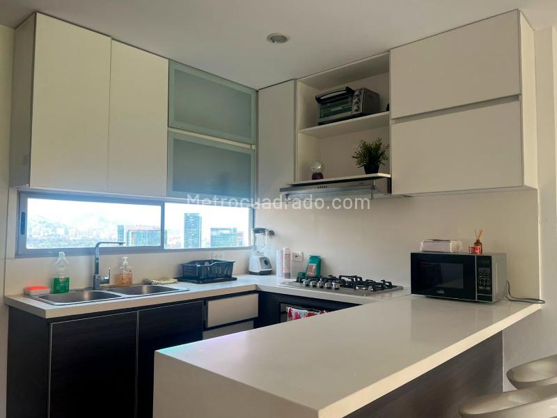 Apartamento Moderno de 2 Alcobas con Balcón en El Poblado - 8