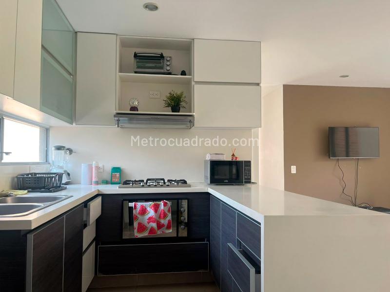 Apartamento Moderno de 2 Alcobas con Balcón en El Poblado - 9