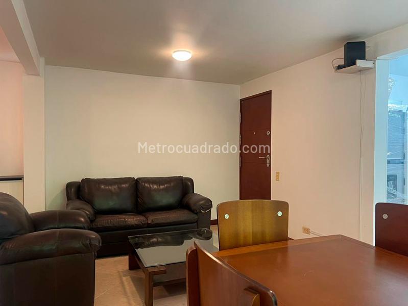 Apartamento de 3 Alcobas con Estudio y Parqueadero Lineal Cubierto en El Poblado