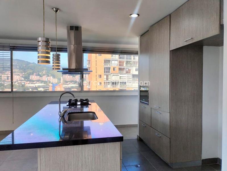 Modern 2BR Apartment with Balcony in El Poblado - 8