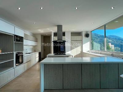 Casa de 3 alcobas en venta en Altos Del Poblado, Medellín, 950 m² · foto 4 de 19