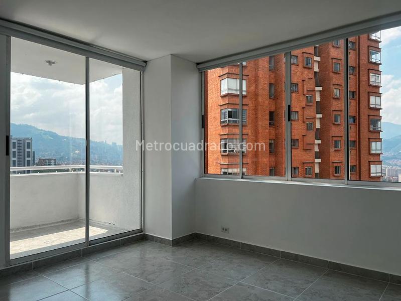 2BR Apartment with Balcony and Covered Linear Parking in El Poblado