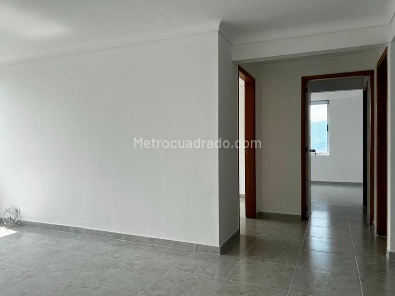 2BR Apartment with Balcony and Covered Linear Parking in El Poblado - 3