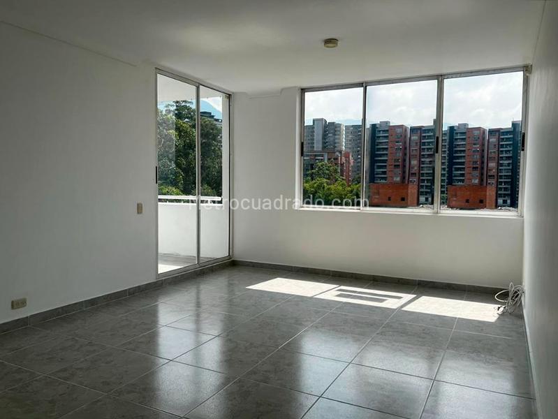 2BR Apartment with Balcony and Covered Linear Parking in El Poblado - 4
