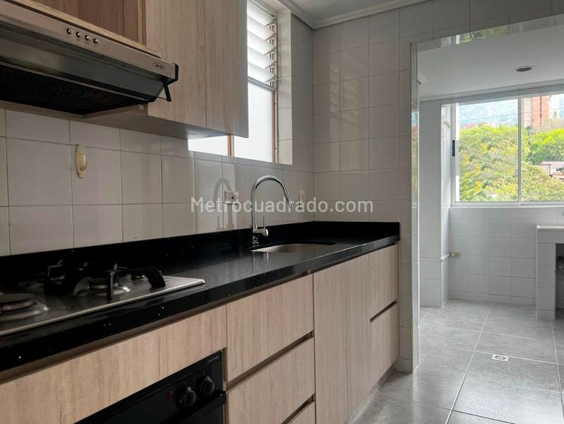 2BR Apartment with Balcony and Covered Linear Parking in El Poblado - 7