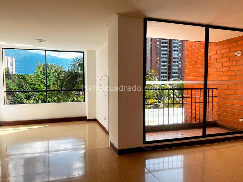 Apartamento de 3 Alcobas con Balcón y Parqueadero Lineal Cubierto en El Poblado