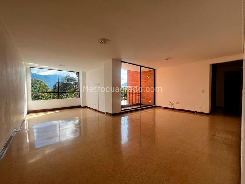 Apartamento de 3 Alcobas con Balcón y Parqueadero Lineal Cubierto en El Poblado - 2