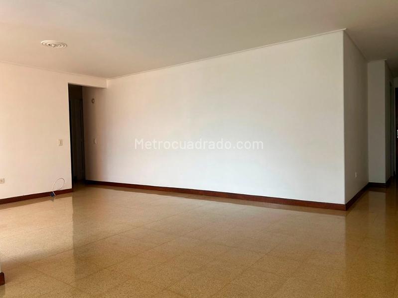 Apartamento de 3 Alcobas con Balcón y Parqueadero Lineal Cubierto en El Poblado - 3