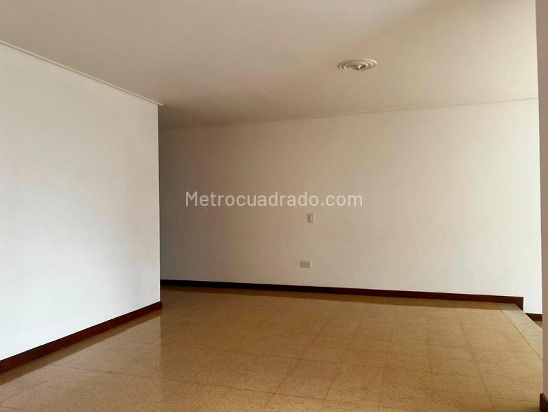 Apartamento de 3 Alcobas con Balcón y Parqueadero Lineal Cubierto en El Poblado - 4