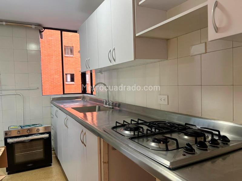 Apartamento de 3 Alcobas con Balcón y Parqueadero Lineal Cubierto en El Poblado - 5