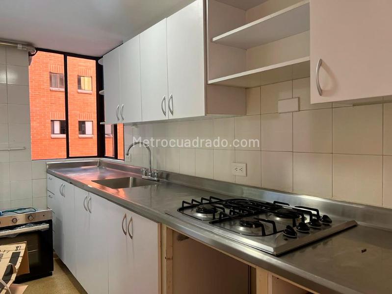 Apartamento de 3 Alcobas con Balcón y Parqueadero Lineal Cubierto en El Poblado - 6