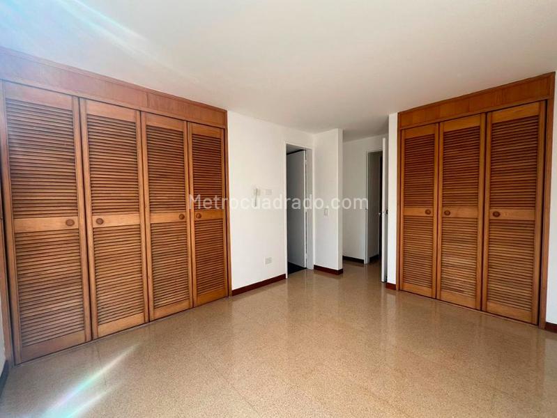 Apartamento de 3 Alcobas con Balcón y Parqueadero Lineal Cubierto en El Poblado - 7