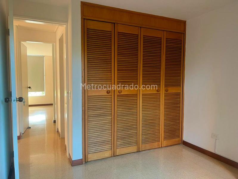 Apartamento de 3 Alcobas con Balcón y Parqueadero Lineal Cubierto en El Poblado - 8