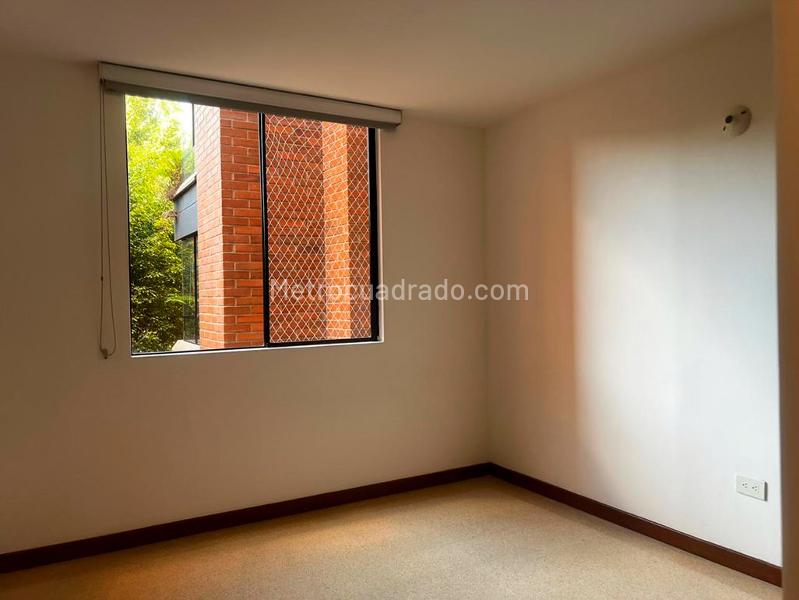 Apartamento de 3 Alcobas con Balcón y Parqueadero Lineal Cubierto en El Poblado - 9