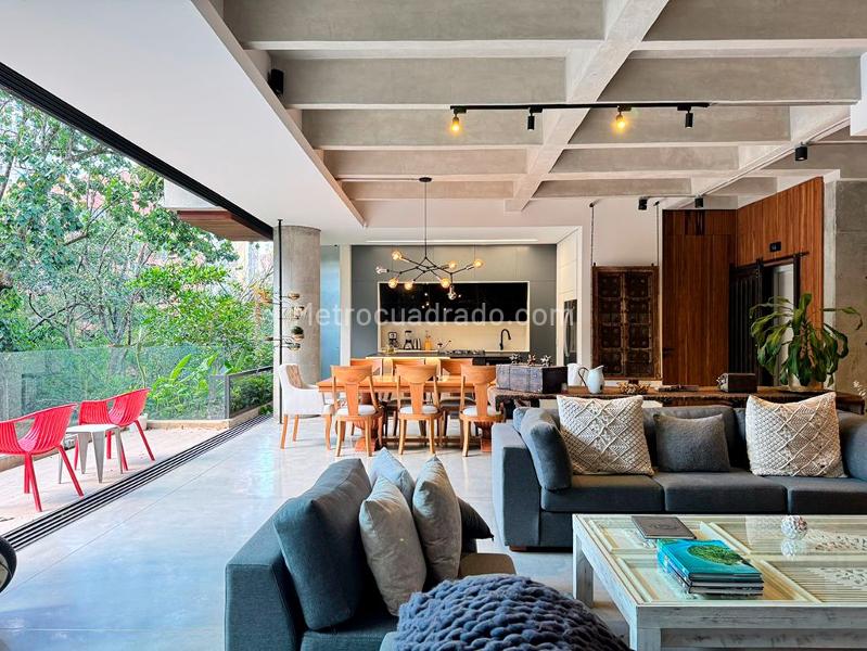 Apartamento Amoblado de 3 Alcobas Cerca a Centros Comerciales en El Poblado - 2