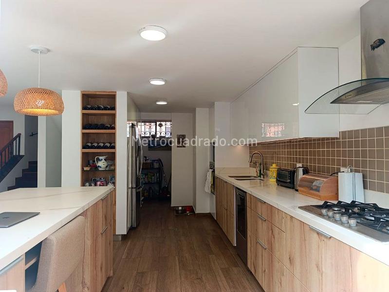 Casa Amoblada de 4 Alcobas con Piscina en El Poblado - 5