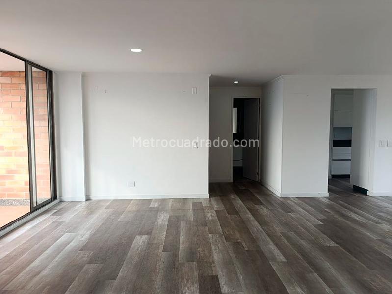 Apartamento de 3 Alcobas con Terraza en El Poblado - 2