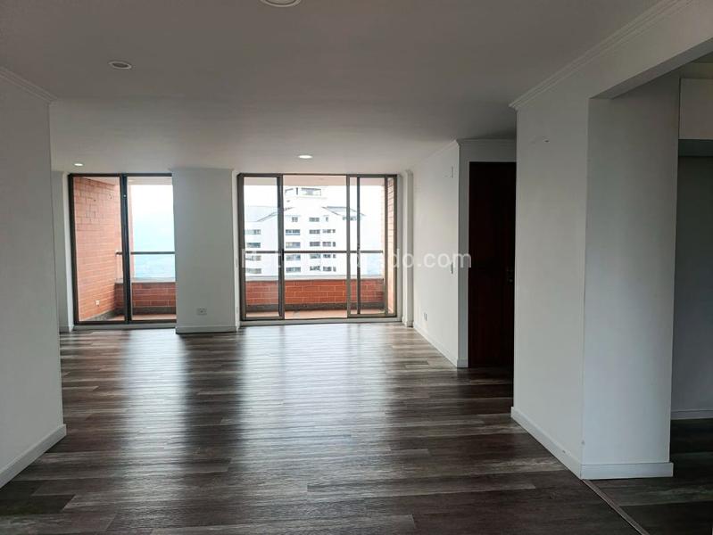 Apartamento de 3 Alcobas con Terraza en El Poblado - 4