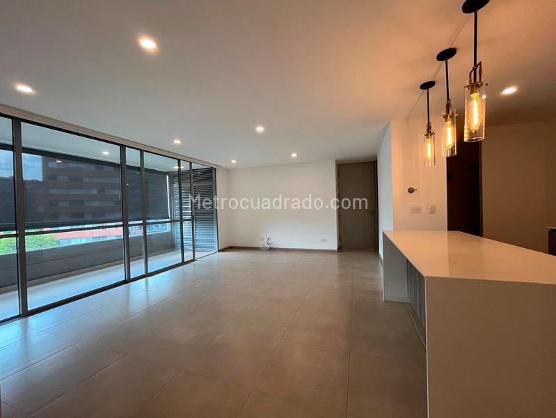 Apartamento Elegante de 3 Alcobas con Estudio en El Poblado - 2