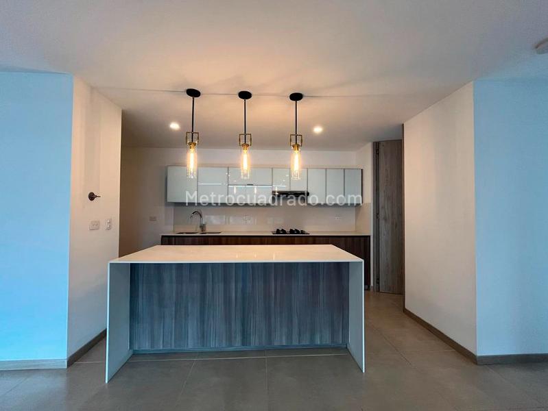 Apartamento Elegante de 3 Alcobas con Estudio en El Poblado - 3