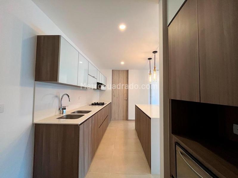 Apartamento Elegante de 3 Alcobas con Estudio en El Poblado - 5