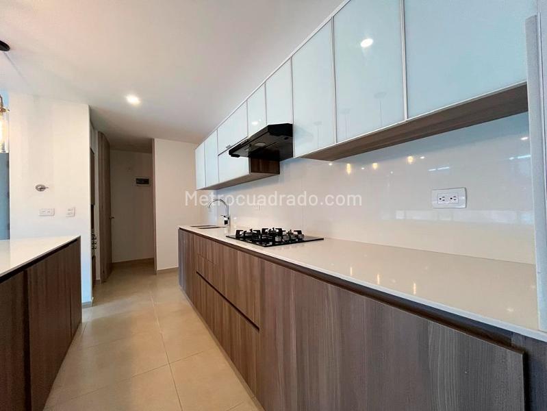 Apartamento Elegante de 3 Alcobas con Estudio en El Poblado - 7