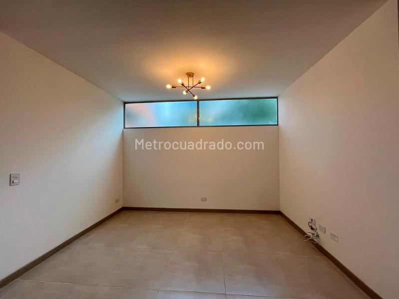 Apartamento Elegante de 3 Alcobas con Estudio en El Poblado - 8