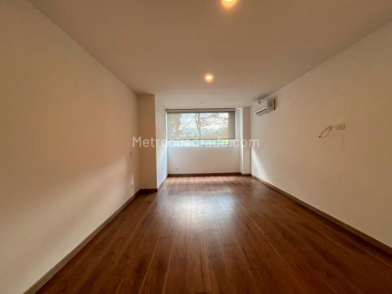 Apartamento Elegante de 3 Alcobas con Estudio en El Poblado - 9