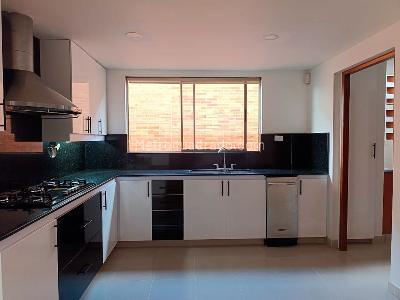 Casa en arriendo en El Poblado, Medellín · foto 3 de 19