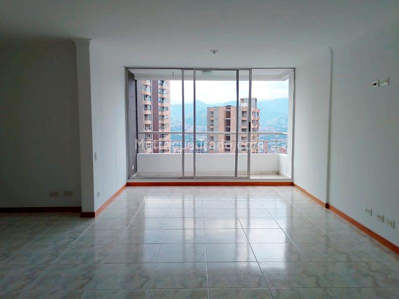 Apartamento de 3 Alcobas en El Poblado con Estudio y Parqueadero