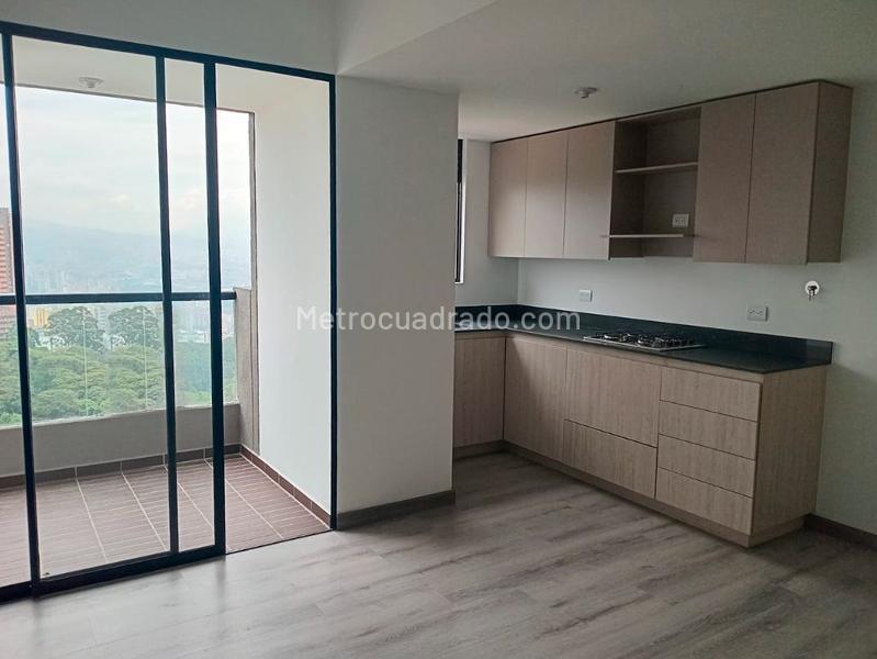 Apartamento de 3 Alcobas con Balcón y Parqueadero Cubierto en El Poblado - 5