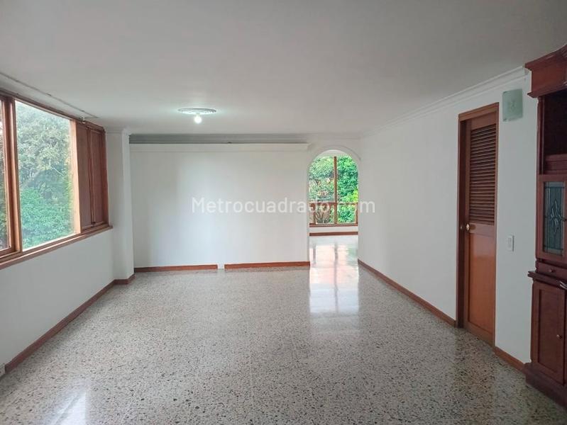 3BR Apartment in El Poblado with Study & Covered Parking