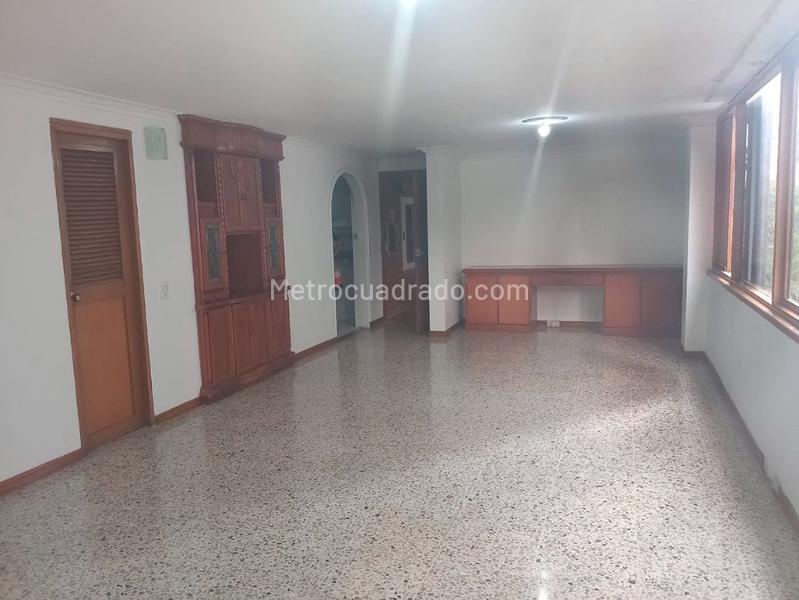 Apartamento de 3 Alcobas con Estudio y Parqueadero Cubierto en Patio Bonito - 2