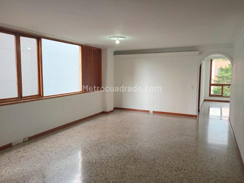 Apartamento de 3 Alcobas con Estudio y Parqueadero Cubierto en Patio Bonito - 3
