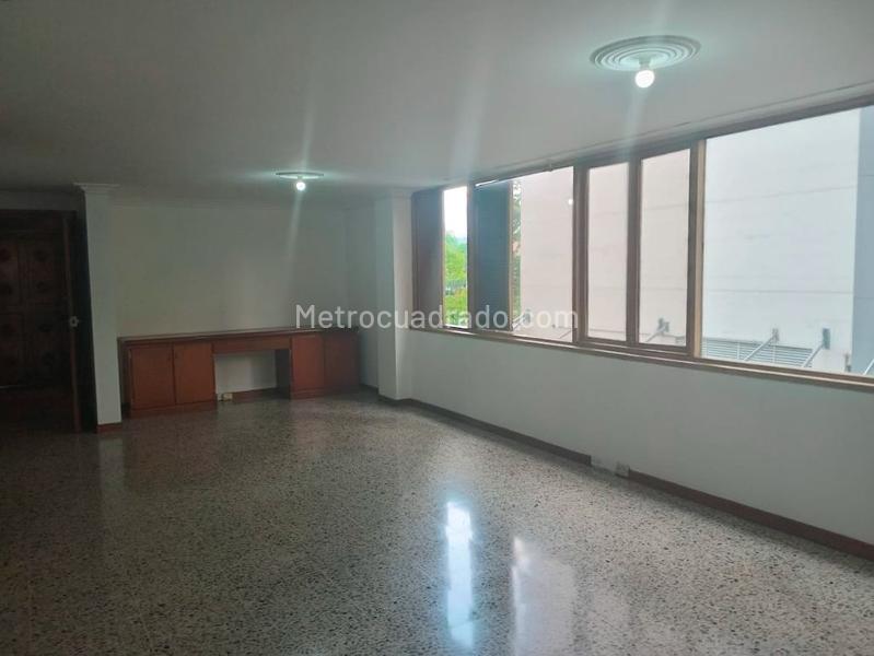 Apartamento de 3 Alcobas con Estudio y Parqueadero Cubierto en Patio Bonito - 4