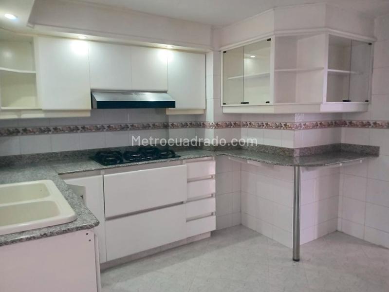Apartamento de 3 Alcobas con Estudio y Parqueadero Cubierto en Patio Bonito - 5