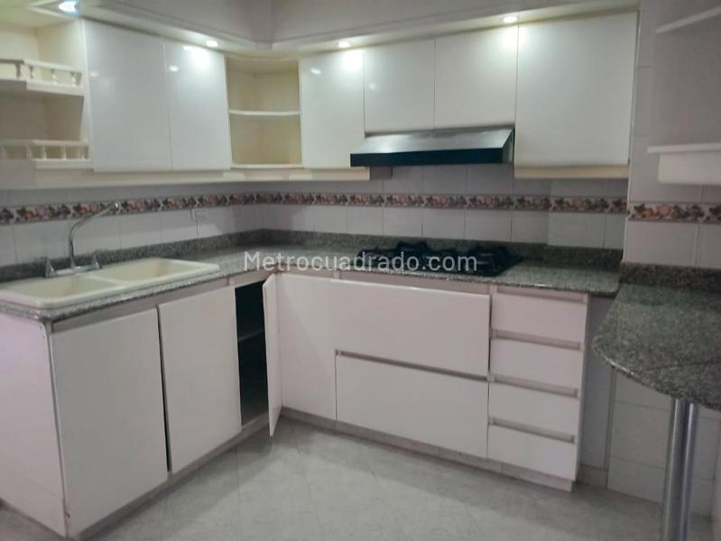 Apartamento de 3 Alcobas con Estudio y Parqueadero Cubierto en Patio Bonito - 6